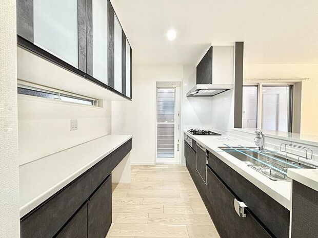 お料理や食後の後片付けもスムーズに！カップボード設置済みのキッチンスペース。