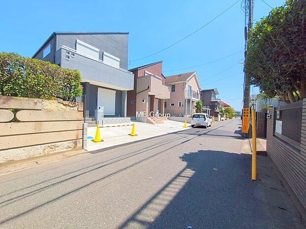 〜Exterior〜　前面道路：南西 5m 公道　前面道路は閑静な住宅地をはしる車通りの少ない道路。駐車の出し入れもらくらくです！ご不明点・現地見学のご希望は、お気軽にお問い合わせください！