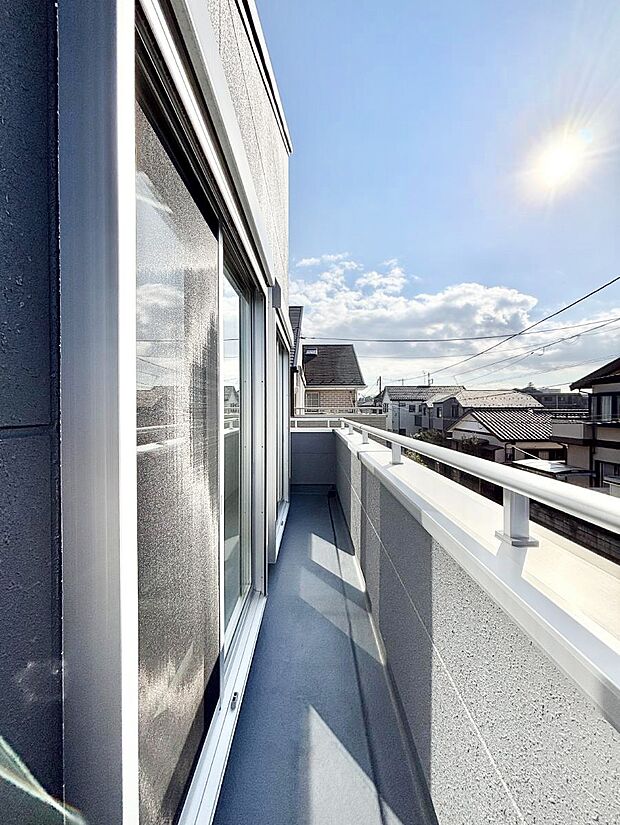 南向きのバルコニー！ご家族の洗濯物はもちろん、お布団もたっぷり干せます！