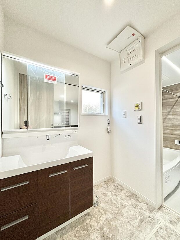 小窓がついているので湿気の多い場所でも換気が十分行えます。毎日の身支度を気持ち良く！