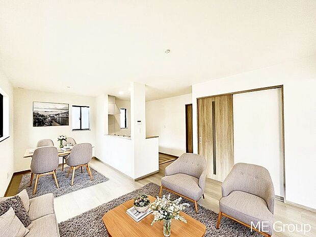 ~Living~ 家族の会話や笑顔が行き交うリビングです。子供が走ってる姿を見ながら、大きなソファやダイニングテーブルでゆったり食事をしたりくつろぎたい♪そんな夢が叶えられる空間です!※家具はCGです