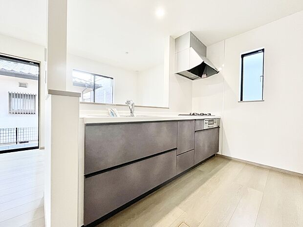 ~Kitchen~ 自然光が入る窓のあるキッチン☆毎日使う場所だからこそ、使い勝手を考慮しました。ゆったりとしたキッチンコーナーは質感豊かな仕上がりとなっております。