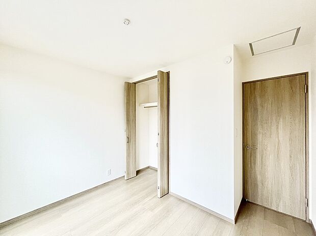 ~Bed Room~ 居室には収納クローゼットを完備!普段使いのお洋服や小物はもちろん、季節物のお洋服などもしっかりと整理整頓おしまい頂けます。 居室空間を広く使用できますね。