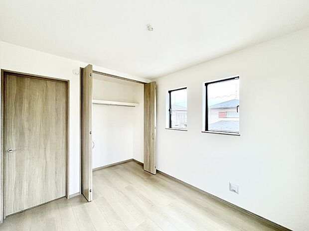 ～Bed Room～　子供部屋はお子様にとって大変重な役割があります。子供一人で過ごす空間を与えることで、宿題や勉強時間も自然と増えまた自ら部屋の片付けや掃除なども促すことに繋がります。