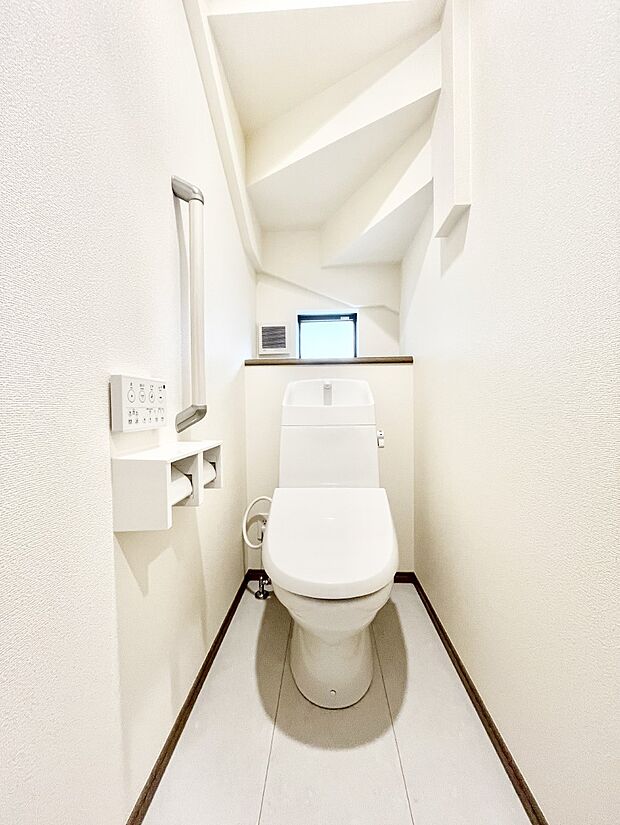 ~Toilet~ 綺麗・スッキリ・快適なウォシュレット付トイレでくつろげる空間です。トイレは毎日使わざるを得ないもの。いつも清潔を保ちたいですね。トイレが2ヶ所あるので朝の混雑時に便利です!