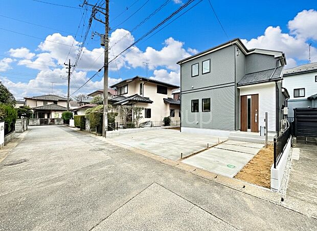 ~Exterior~ 前面道路は閑静な住宅地をはしる車通りの少ない道路。駐車の出し入れもらくらくです!ご不明点・現地見学のご希望は、お気軽にお問い合わせください!