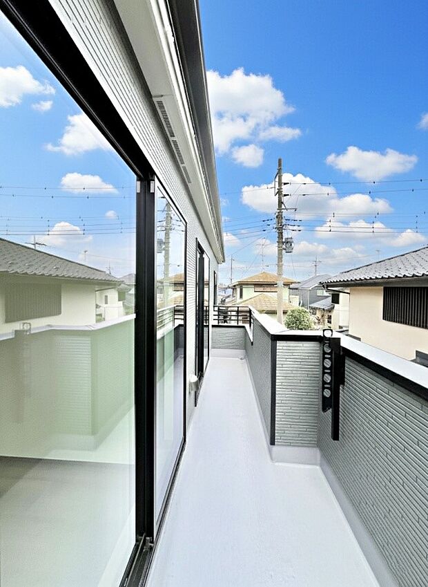 ~Balcony~ 大きな空に囲まれた気持ちのいい家。 バルコニーを覗くだけで圧倒的な開放感に包まれます。 バルコニーは陽がさしこみお布団や洗濯物を気持ちよく干すことができます。