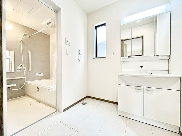 ~Dressing Room~ 明るく清潔感溢れるパウダールーム。毎日使う場所だからこそ、快適な空間となっております。シャンプードレッサーを採用しておりますので、朝シャンも手軽に出来ます。