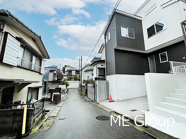 前面道路：北東4.0ｍ私道　　低層の一戸建てを中心とした街並みが整然と続き、周辺は高い建物が建っていないので、緑の多い閑静な趣を感じる環境です。碧空も清々しく心地の良い住まい。