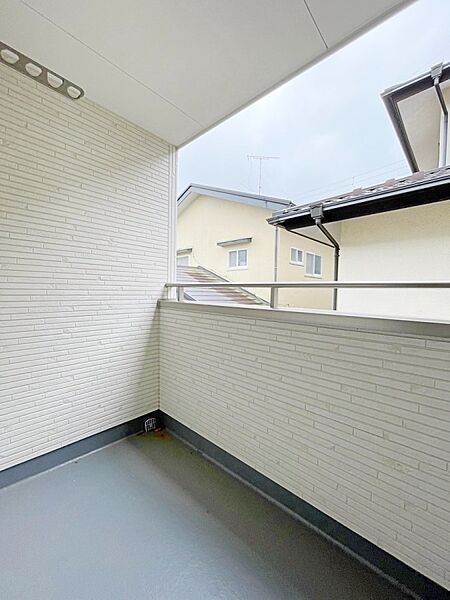 -Balcony-　バルコニーは温かい陽がさしこみ、お布団や洗濯物を気持ちよく干すことができます。  使いやすく開放的なバルコニーです♪陽ざしがたっぷり降り注ぐ、バルコニー付き住まい。