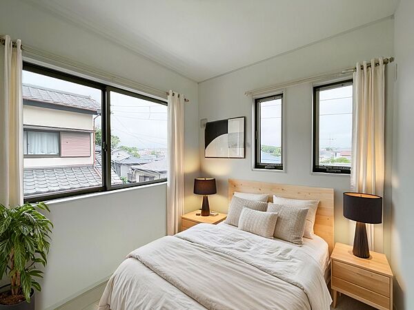 -Bed Room-　2面採光を確保した明るい室内は、風通しも良く、大変居心地の良い空間となっております。  穏やかな光が差し込む室内には、穏やかな時間が流れます。