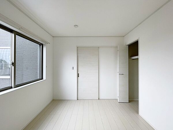 -Bed Room-　「今日も一日お疲れ様」とご夫婦でゆったりくつろげる寝室。  毎日の家事やお仕事に疲れた日はフカフカのベットで癒されてください。テレビや本棚をおいても快適な広さが自慢♪