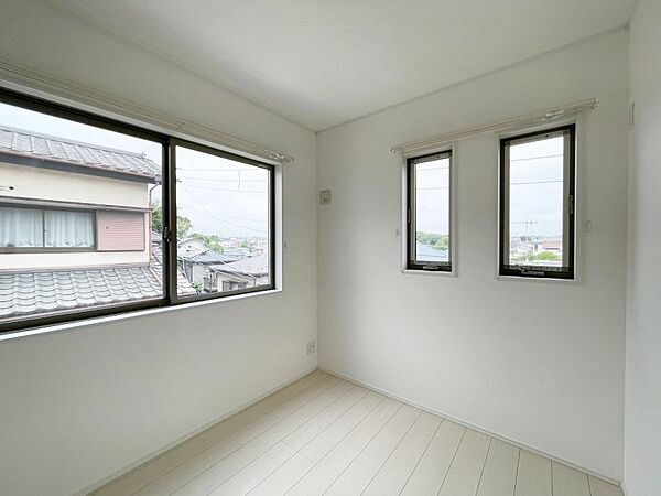 -Bed Room-　部屋数が多いのが戸建てのメリットです。ご家族が増えたことで手狭に感じていた住まいも戸建てでは各居室プライバシーを保つことができます。住まいにゆとりが生まれ心もリラックスできます♪