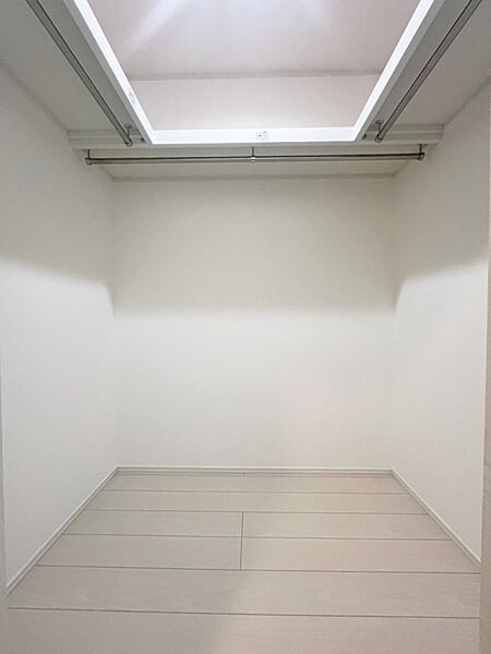 -Walk-in Closet-　たくさんの洋服をかけてもシワになりにくいウォークインクローゼット。  洋服以外にも、普段 使わない家電やスーツケース、ストック品など何でも片付く嬉しい空間です。