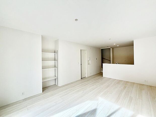 〜Living〜　家族の食事や団らんのほか、子どもを遊ばせたり、友人を招いたりするLDKは住まいの中心。長時間過ごす場所だから、その空間は住まい全体の居心地を左右します。