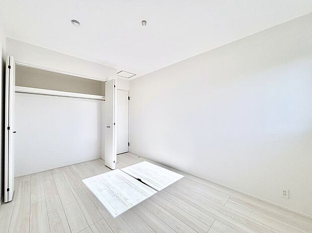 〜Bed Room〜  全居室には収納クローゼットを完備！普段使いのお洋服や小物はもちろん、季節物のお洋服などもしっかりと整理整頓おしまい頂けます。  居室空間を広く使用できますね。