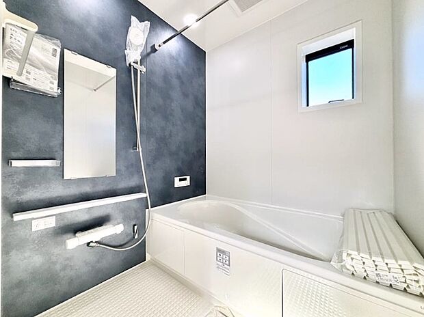 〜Bath Room〜　落ち着いた雰囲気の浴室で明日に向けてリフレッシュ。浴室乾燥機能も付いているので隣の洗濯機置き場で洗い上がった洗濯物を、雨の日も天気を気にせず乾燥させることも可能です。