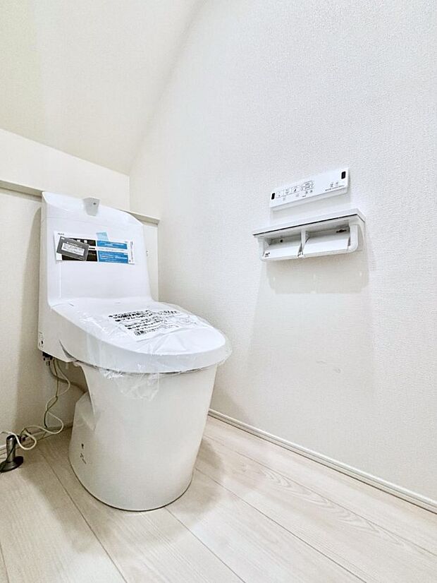 〜Toilet〜　綺麗・スッキリ・快適なウォシュレット付トイレでくつろげる空間です。トイレは毎日使わざるを得ないもの。いつも清潔を保ちたいですね。トイレが2ヶ所あるので朝の混雑時に便利です！