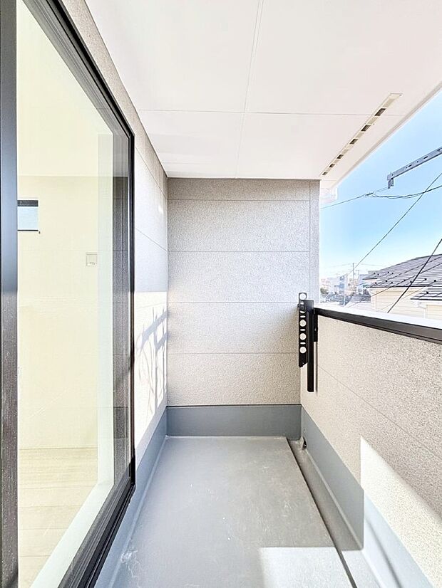 〜Balcony〜　大きな空に囲まれた気持ちのいい家。バルコニーを覗くだけで圧倒的な開放感に包まれます。バルコニーは陽がさしこみお布団や洗濯物を気持ちよく干すことができます。