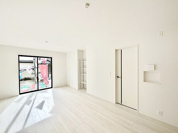 〜Living〜　飽きの来ないシンプルでおしゃれなLDK。大きな窓から日差しが差し込むので室内も明るく、家族の憩いの場としてピッタリです。開放感と日当たりの良さを是非ご覧ください！