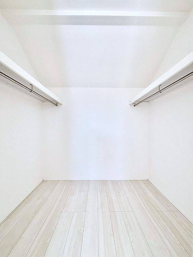 〜Walk-in Closet〜　必要なものやコーディネートを一覧して確認でき、身支度や準備が短時間で済むウォークインクローゼットを設置しました。家の中をすっきりとさせる便利な収納スペースです。