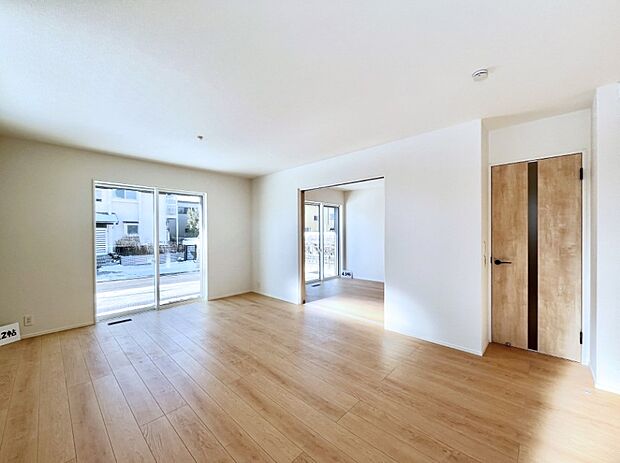 〜Living〜 飽きの来ないシンプルでおしゃれなLDK。大きな窓から日差しが差し込むので室内も明るく、家族の憩いの場としてピッタリです。開放感と日当たりの良さを是非ご覧ください!