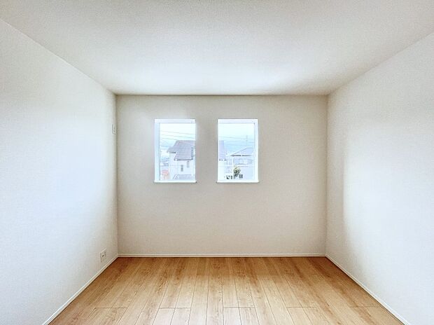 ~Bed Room~ 部屋数が多いのが戸建てのメリットです。ご家族が増えたことで手狭に感じていた住まいも戸建てでは各居室プライバシーを保つことができます。住まいにゆとりが生まれ心もリラックスできます♪
