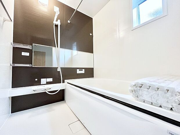 〜Bath Room〜 落ち着いた雰囲気の浴室で明日に向けてリフレッシュ。浴室乾燥機能も付いているので隣の洗濯機置き場で洗い上がった洗濯物を、雨の日も天気を気にせず乾燥させることも可能です。