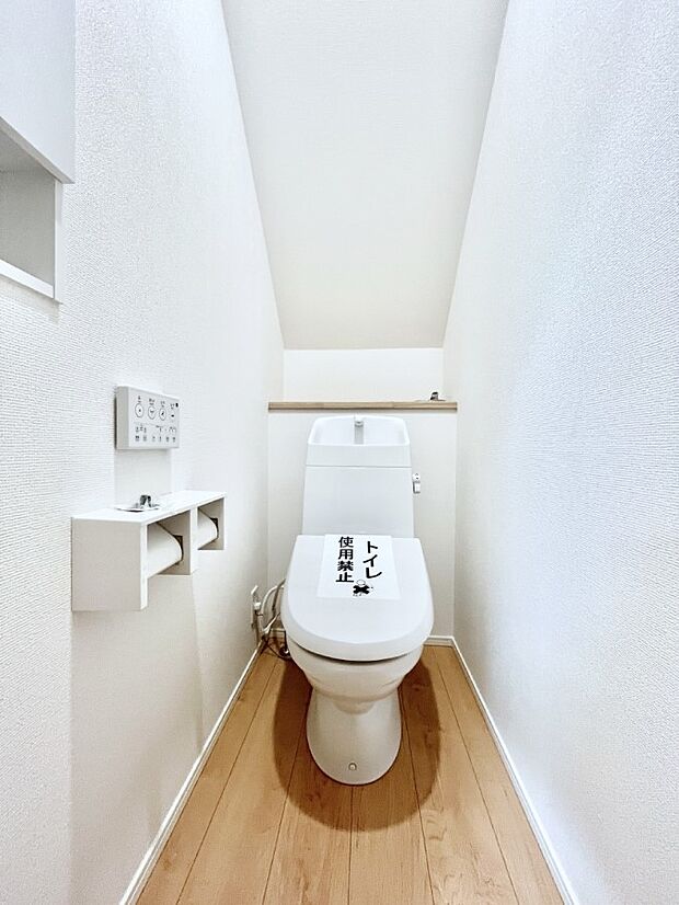 ~Toilet~ 綺麗・スッキリ・快適なウォシュレット付トイレでくつろげる空間です。トイレは毎日使わざるを得ないもの。いつも清潔を保ちたいですね。トイレが2ヶ所あるので朝の混雑時に便利です!