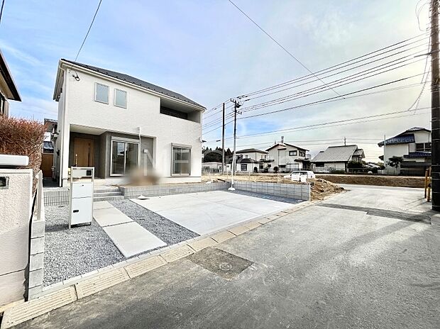 ~Exterior~ 前面道路は閑静な住宅地をはしる車通りの少ない道路。駐車の出し入れもらくらくです!ご不明点・現地見学のご希望は、お気軽にお問い合わせください!