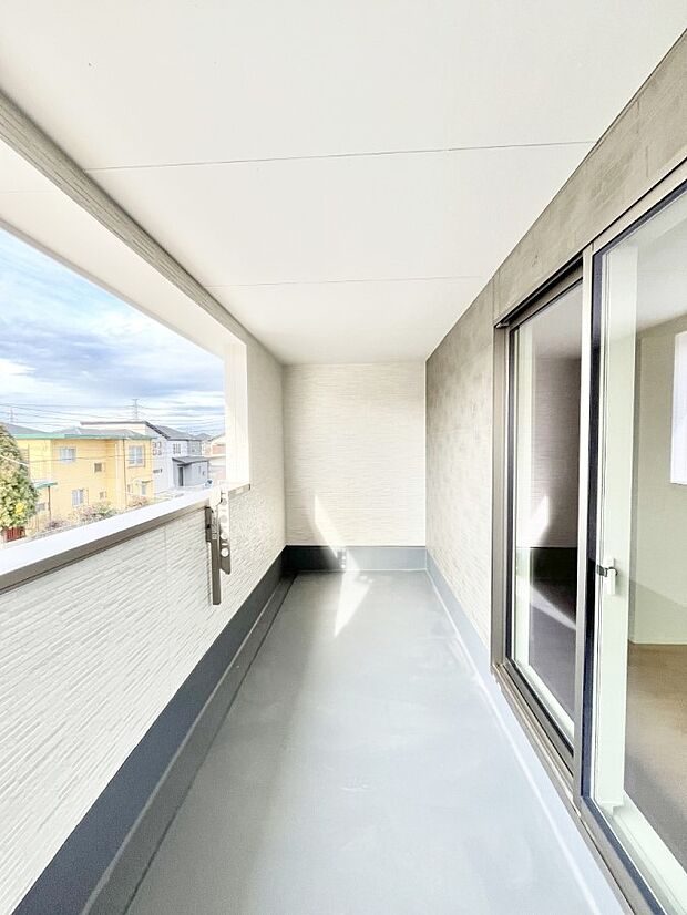 ~Balcony~ 南向きのバルコニーの前には雲以外に太陽を遮るものがありません。お洗濯物も乾きやすく、何より明るく気持ちのいい光が入ってきます。家族全員分の洗濯物も一気に干せます。