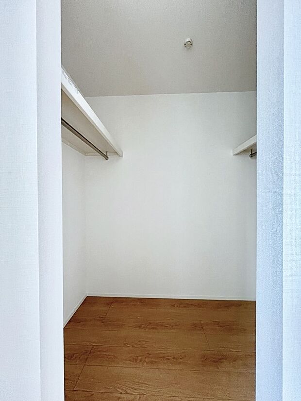 〜Walk-in Closet〜　必要なものやコーディネートを一覧して確認でき、身支度や準備が短時間で済むウォークインクローゼットを設置しました。家の中をすっきりとさせる便利な収納スペースです。