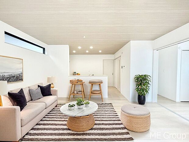 〜Living〜　家族の会話や笑顔が行き交うリビングです。子供が走ってる姿を見ながら、大きなソファやダイニングテーブルでゆったり食事をしたりくつろぎたい♪そんな夢が叶えられる空間です！※家具はCGです