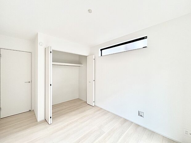 〜Bed Room〜全居室には収納クローゼットを完備！普段使いのお洋服や小物はもちろん、季節物のお洋服などもしっかりと整理整頓おしまい頂けます。  居室空間を広く使用できますね。