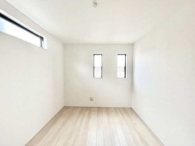 〜Bed Room〜　子供部屋はお子様にとって大変重な役割があります。子供一人で過ごす空間を与えることで、宿題や勉強時間も自然と増えまた自ら部屋の片付けや掃除なども促すことに繋がります。