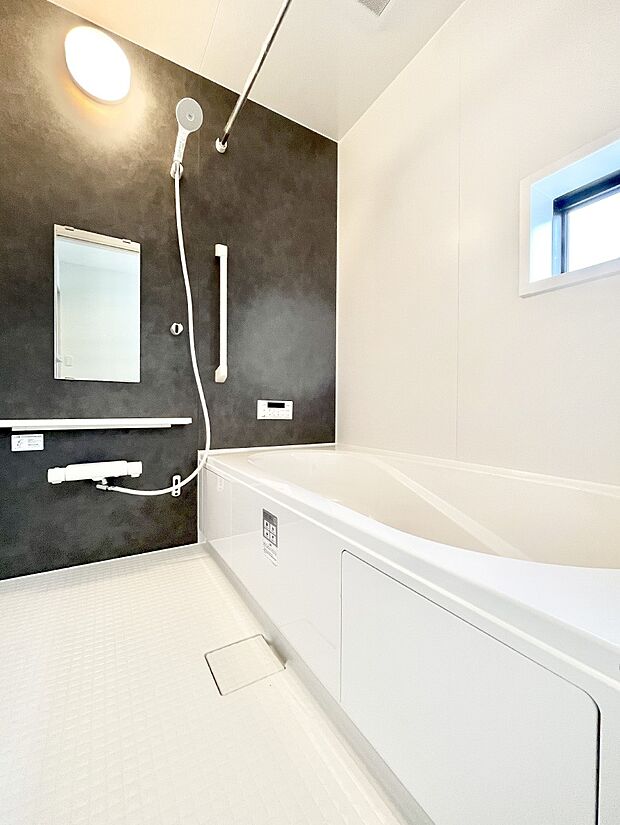 〜Bath Room〜　落ち着いた雰囲気の浴室で明日に向けてリフレッシュ。浴室乾燥機能も付いているので隣の洗濯機置き場で洗い上がった洗濯物を、雨の日も天気を気にせず乾燥させることも可能です。