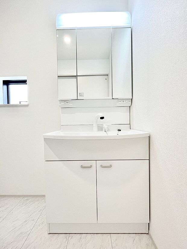 〜Dressing Room〜  清潔感溢れる色合いで統一されていると、スッキリと整った印象をうけます。  鏡の裏にはたっぷりと収納スペースを標準装備！  水廻りは、シンプルかつ機能性を重視して。