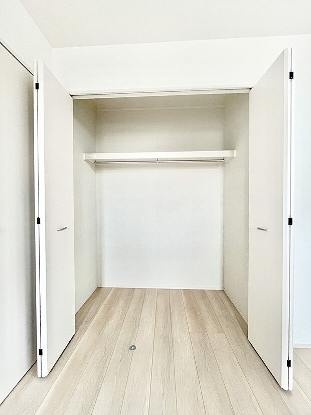 〜Closet〜　壁面クローゼットがあればタンスを置く必要がなく、出っ張りのないスッキリ空間を維持できます。限られたスペースを有効に活用できそう。季節の衣類や趣味の品などたっぷり収納出来ますね♪