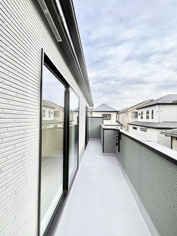 〜Balcony〜　南側に設置された奥行きのあるワイドバルコニー。心地よい陽射しや暖かな風を楽しむことが出来ます。晴れた日にはたっぷりの洗濯物や布団を干せます！使いやすく開放的なバルコニーです♪