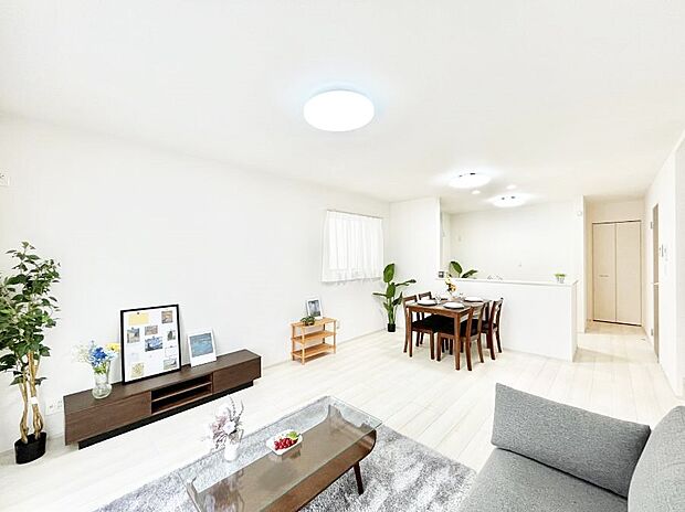 ◆C号棟◆〜Living〜　家族の一体感を感じられる広々としたスペース。家族と過ごす時間を大切にする方にピッタリのゆとりの住空間です。お子様が走り回っても安心して見守れます。