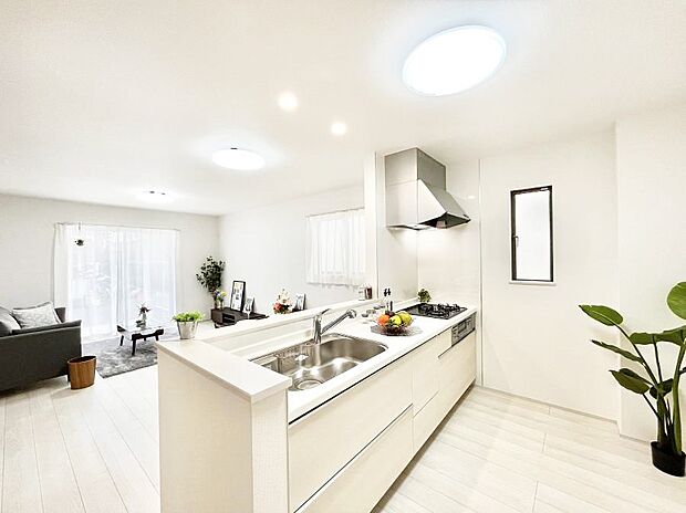 ◆C号棟◆〜Kitchen〜　「さぁ今日は何を作ろう」こんなキッチンなら思いっきり料理ができちゃいます。キッチンからはリビングが一望できます。家族がつながるお家がここにございます。