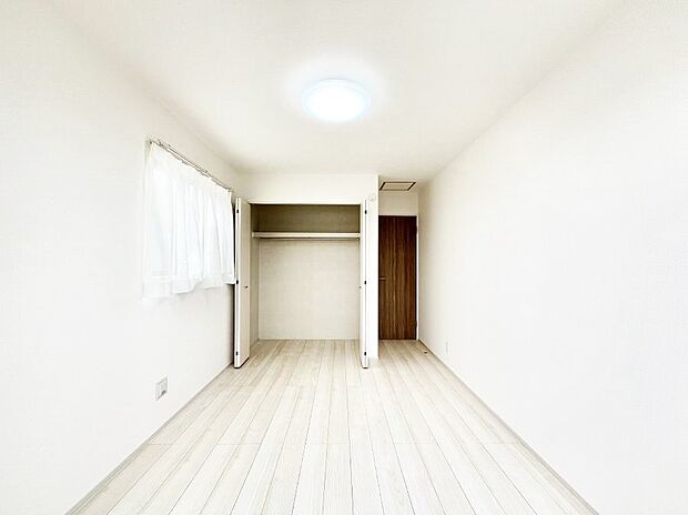◆C号棟◆〜Bed Room〜  全居室には収納クローゼットを完備！普段使いのお洋服や小物はもちろん、季節物のお洋服などもしっかりと整理整頓おしまい頂けます。  居室空間を広く使用できますね。