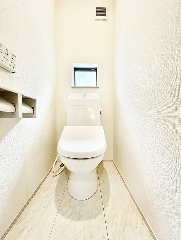 ◆C号棟◆〜Toilet〜　綺麗・スッキリ・快適なウォシュレット付トイレでくつろげる空間です。採光もあり明るく、快適空間となっております♪毎日使う場所だからこその配慮です！