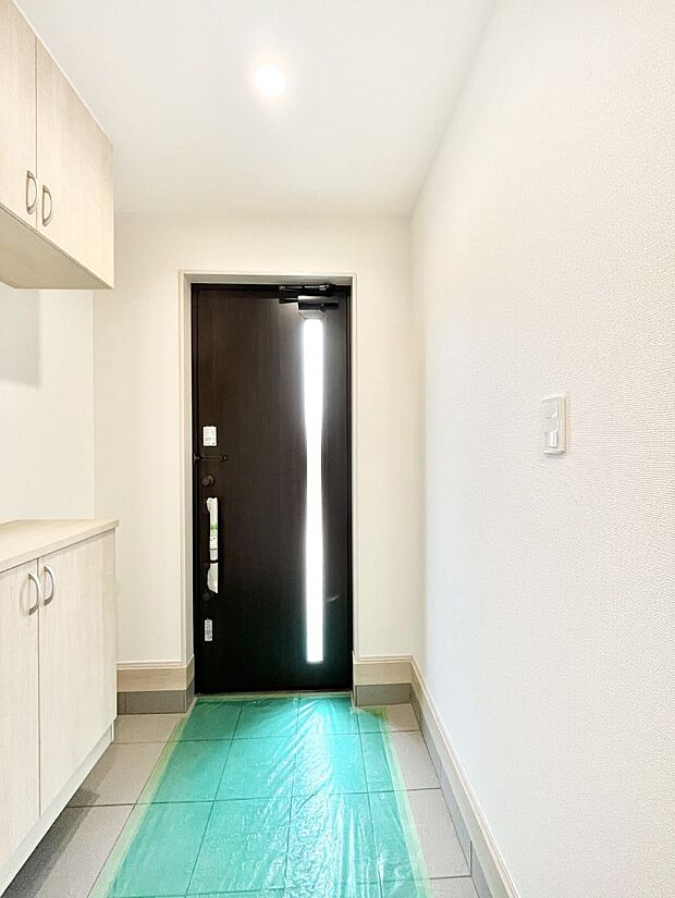 ◆B号棟◆~Entrance~ 家の中でお客様を迎える最初の場所である玄関は、家の印象そのものです!豊富な玄関収納で、常に綺麗に保つことが出来ます♪玄関にはたっぷり収納の下駄箱を完備!