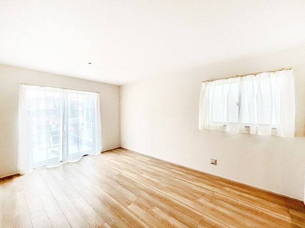 ◆B号棟◆~Living~ 飽きの来ないシンプルでおしゃれなLDK。大きな窓から日差しが差し込むので室内も明るく、家族の憩いの場としてピッタリです。開放感と日当たりの良さを是非ご覧ください!