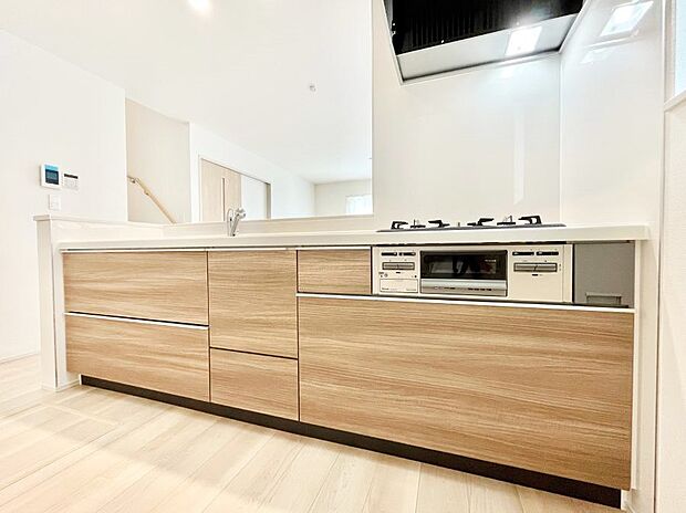 ◆B号棟◆~Kitchen~ 広くて使いやすいキッチンなら家族でいっしょに料理をつくったり、後片付けも手間なくできちゃいます♪収納もたっぷりあるので、いつもすっきりと清潔な印象を保てます。