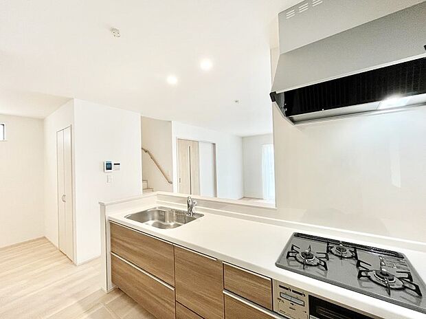 ◆B号棟◆〜Kitchen〜　「さぁ今日は何を作ろう」こんなキッチンなら思いっきり料理ができちゃいます。キッチンからはリビングが一望できます。家族がつながるお家がここにございます。