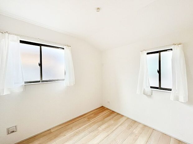 ◆B号棟◆~Bed Room~ マンションと違い部屋数が多いのが戸建てのメリットです。ご家族が増えたことで手狭に感じていた住まいも戸建てでは各居室プライバシーを保つことができます。