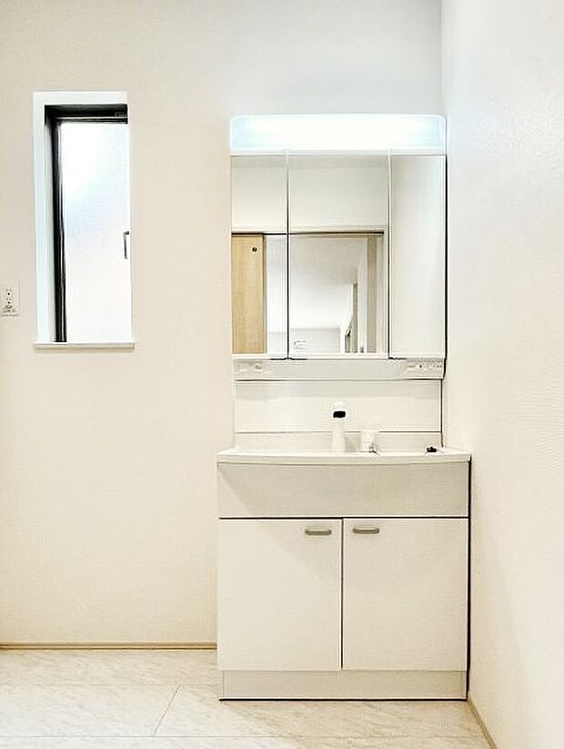 ◆B号棟◆〜Dressing Room〜  清潔感溢れる色合いで統一されていると、スッキリと整った印象をうけます。鏡の裏にはたっぷりと収納スペースを標準装備！水廻りは、シンプルかつ機能性を重視して。