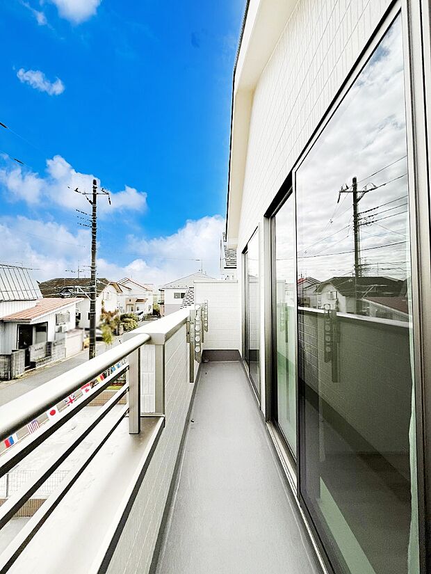 ◆B号棟◆~Balcony~ 南向きのバルコニーの前には雲以外に太陽を遮るものがありません。お洗濯物も乾きやすく、何より明るく気持ちのいい光が入ってきます。家族全員分の洗濯物も一気に干せます。